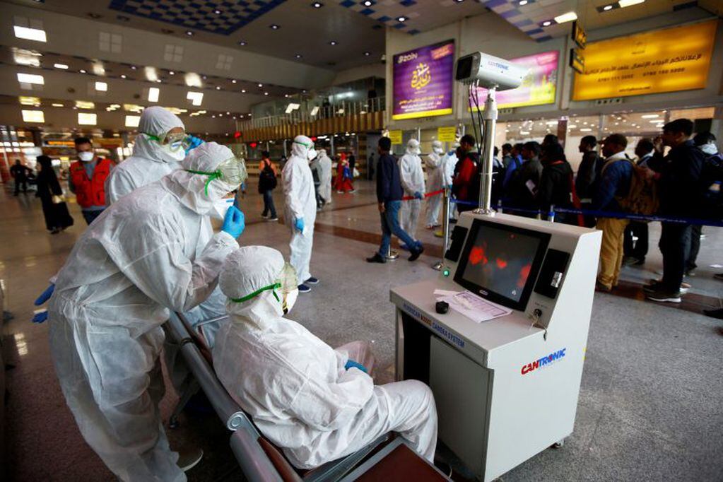 Médicos controlan la temperatura de los pasajeros en un aeropuerto de Irak (Foto: Alaa al-Marjani/REUTERS)