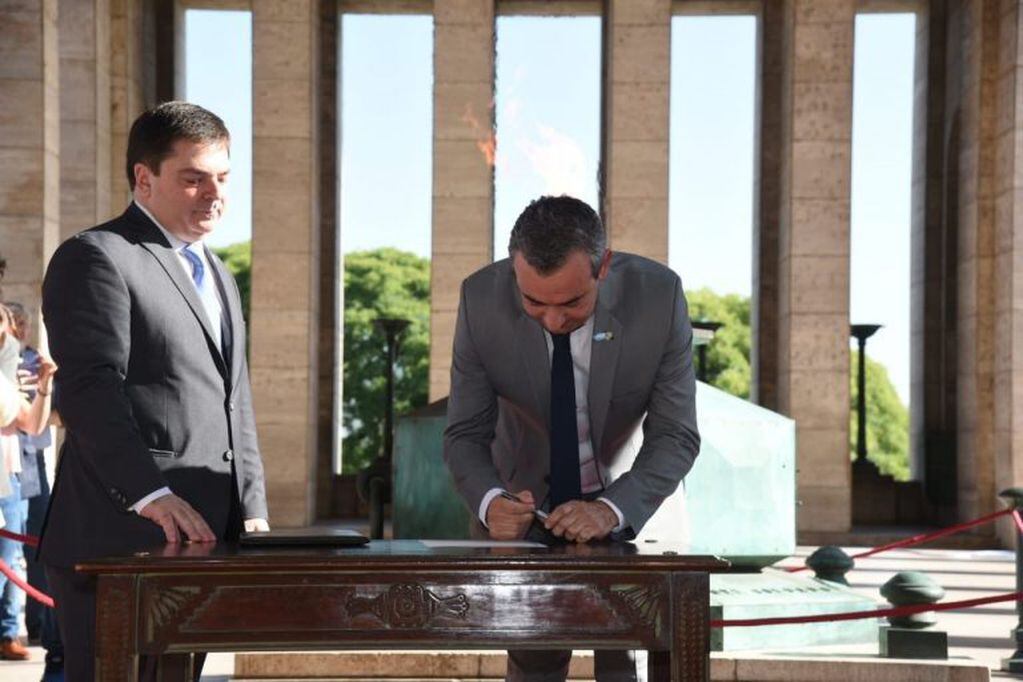 Pablo Javkin firmó el acta de asunción a la intendencia de Rosario durante un acto en el Propileo del Monumento Nacional a la Bandera. (Prensa Javkin)