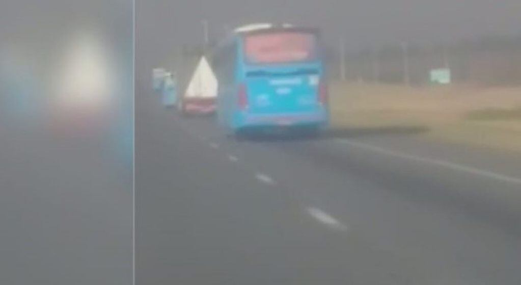 Registraron el momento del traslado de unidades nuevas de Rosario Bus a Buenos Aires. (Captura de TV)