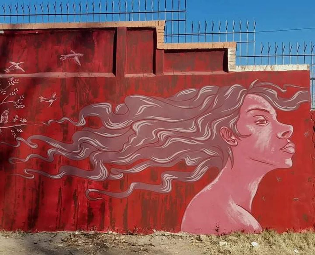Otro mural con figura de mujer protagonista.