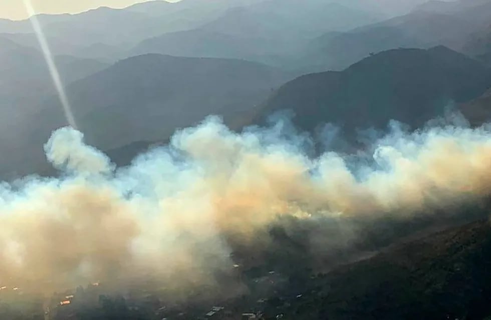 Incendio forestal contenido en San Esteban. (Foto: Twitter / Ministerio de Seguridad).
