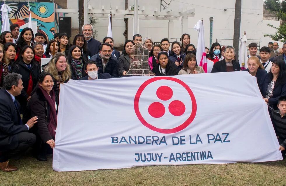 Estudiantes, docentes, voluntarios y concejales de la ciudad celebraron el Día Internacional de la Paz en San Salvador de Jujuy.