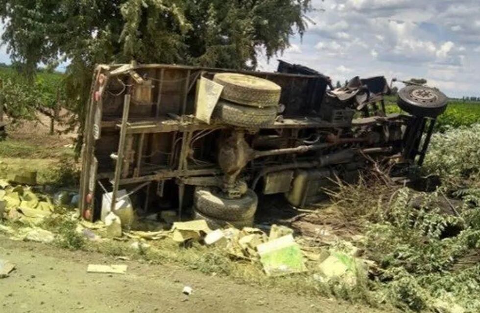 Un camionero murió luego de volcar el rodado en el que transportaba sustancias tóxicas, en Luján