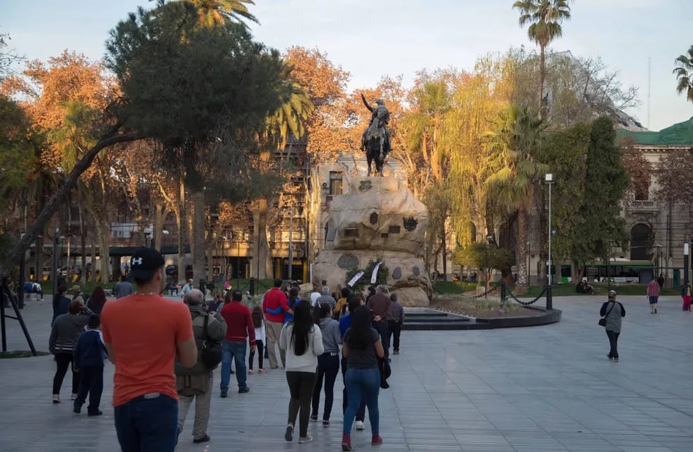 Plaza San Martín, ubicada en pleno centro de la Ciudad de Mendoza, muy concurrida por bancos a su alrededor.