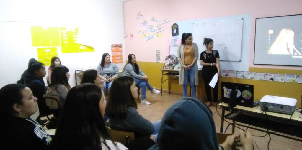 Alumnos de la Secundaria de Bellocq participaron en un taller sobre Bullying y Cyberbullying