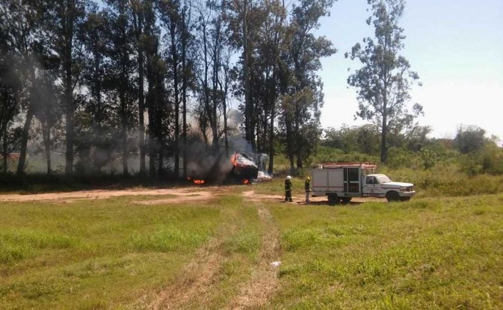 Un motociclista murió al chocar con un camión que volcó y se incendió. (Policía de Salta)