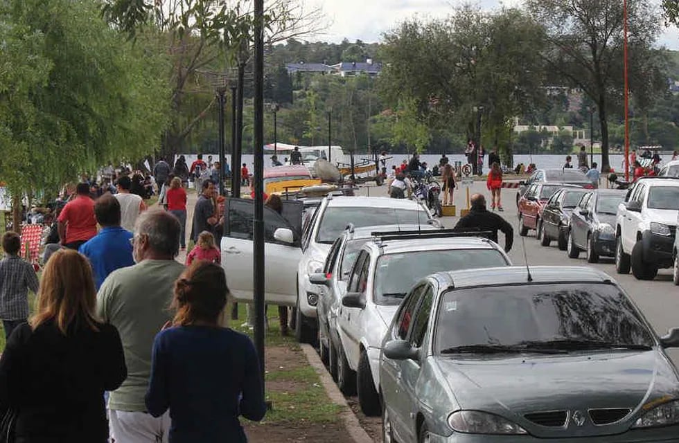 Gran afluencia de turistas repercutió en las rutas: la autopista Córdoba-Carlos Paz es la que mayor circulación de vehículos registró (La Voz).
