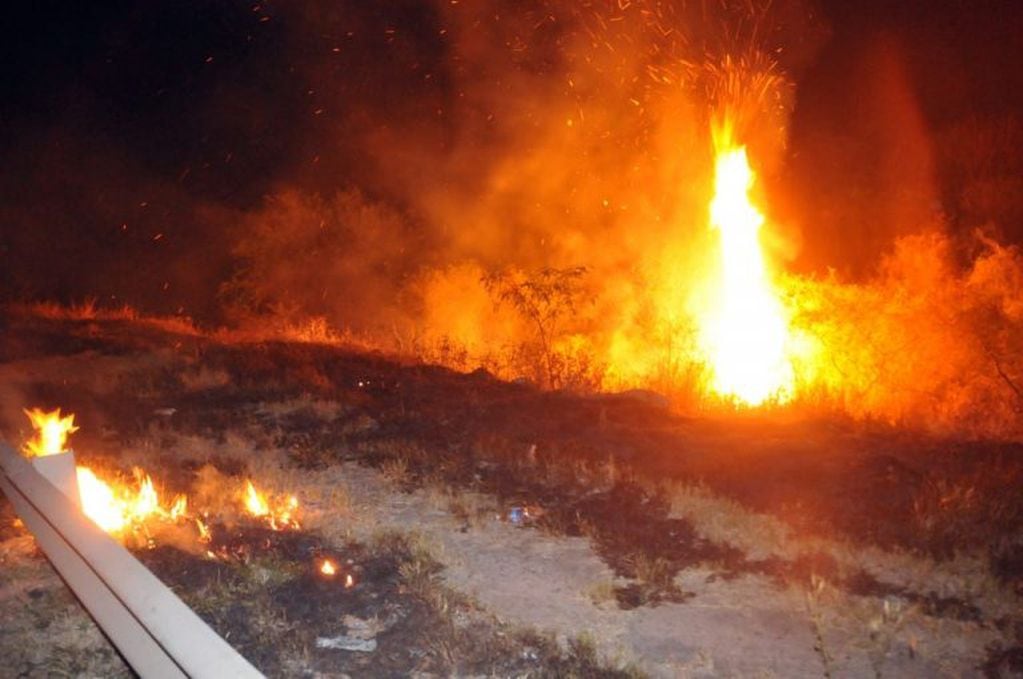 Incendio durante la madrugada en Chaco (Twitter Gustavo Flores)