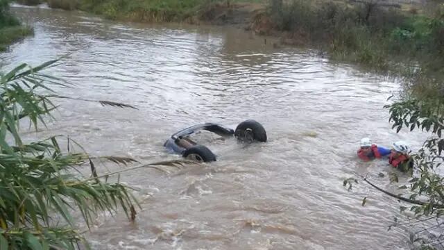 un adolescente perdió la vida tras caer con su automóvil a un arroyo