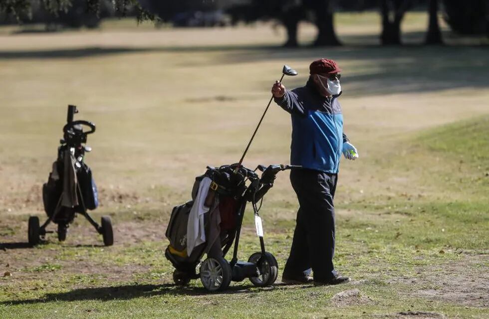 Personas practican golf. (EFE)