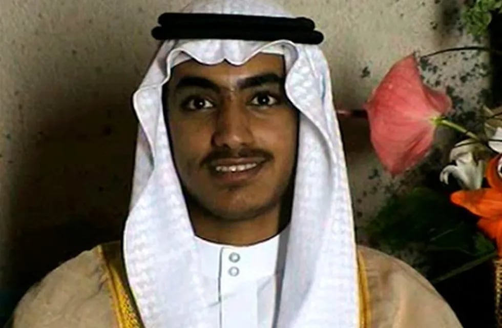 En esta imagen del video publicado por la CIA, Hamza bin Laden, hijo del difunto líder de al-Qaida Osama bin Laden, es visto como un adulto en su boda. Crédito: CIA via AP.