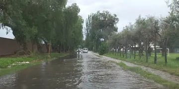 Por la lluvia varias calles se vieron tapadas por agua