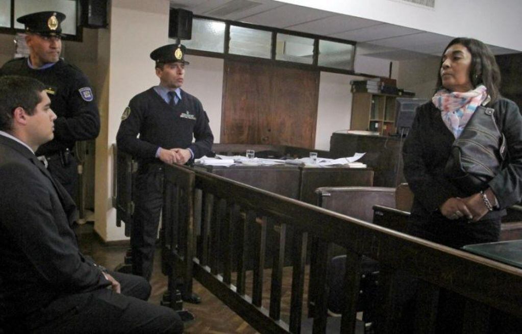 Viviana Espina -madere de Carrasco- mira al policía Guzmán durante el primer juicio por la muerte de su hijo.