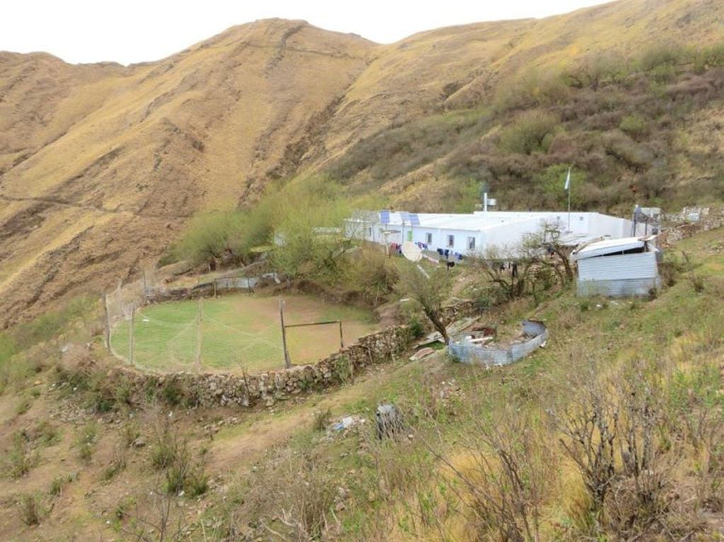 Vista de la Escuela N° 76 "Soldados de mi Patria", ubicada en las montañas de Molulo, en el departamento Tilcara.