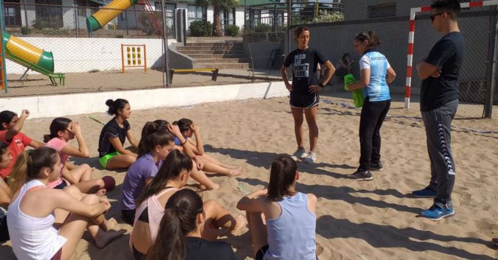 Leticia Brunati, DT de la selección femenina de beach handball, estuvo en Córdoba.