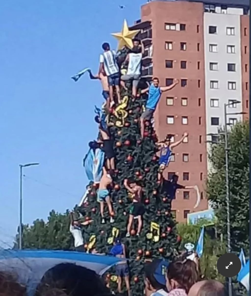 Hinchas se colgaron de un árbol de navidad. Foto: Clarín