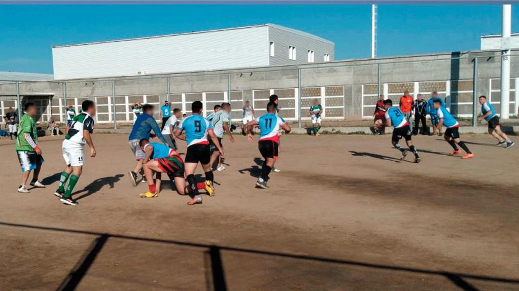 Un grupo de convictos jugó contra los guardias de la cárcel en Santiago del Estero.