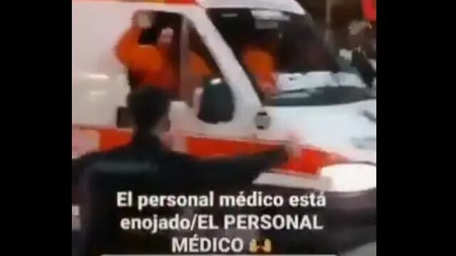 Ambulancia con médicos festejando