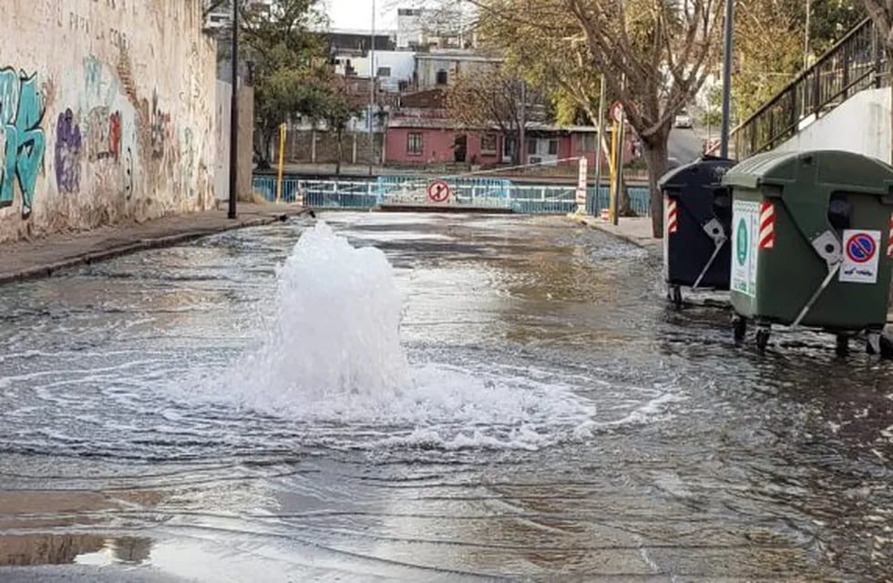 Una fuente en medio de la calle Coronel Olmedo de barrio Alberdi.