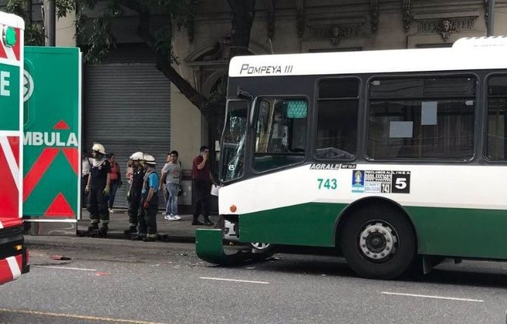 Dos colectivos chocaron en el barrio de Caballito: al menos 14 heridos y complicaciones en el tránsito.