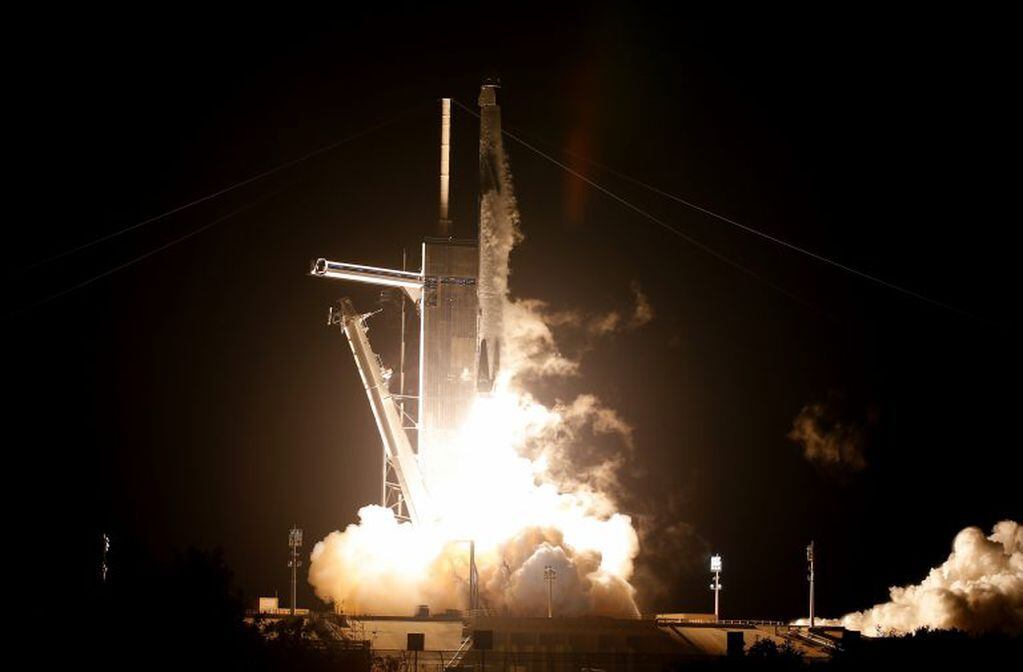 El cohete de SpaceX Falcon 9, portador de la cápsula tripulada Crew Dragon, durante su despegue anoche, desde el Centro Espacial Kennedy, en Cabo Cañaveral, Florida.