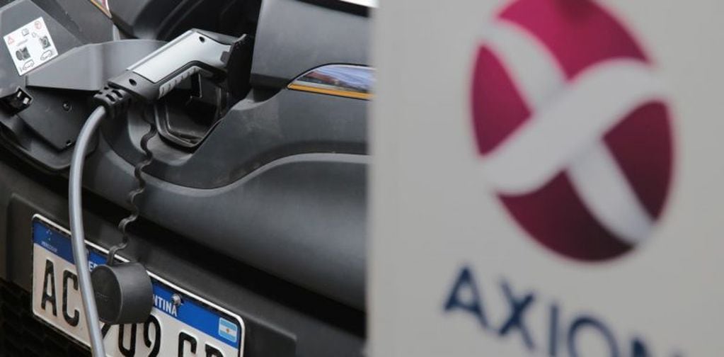 Axion presentó su cargador gratuito para autos eléctricos.