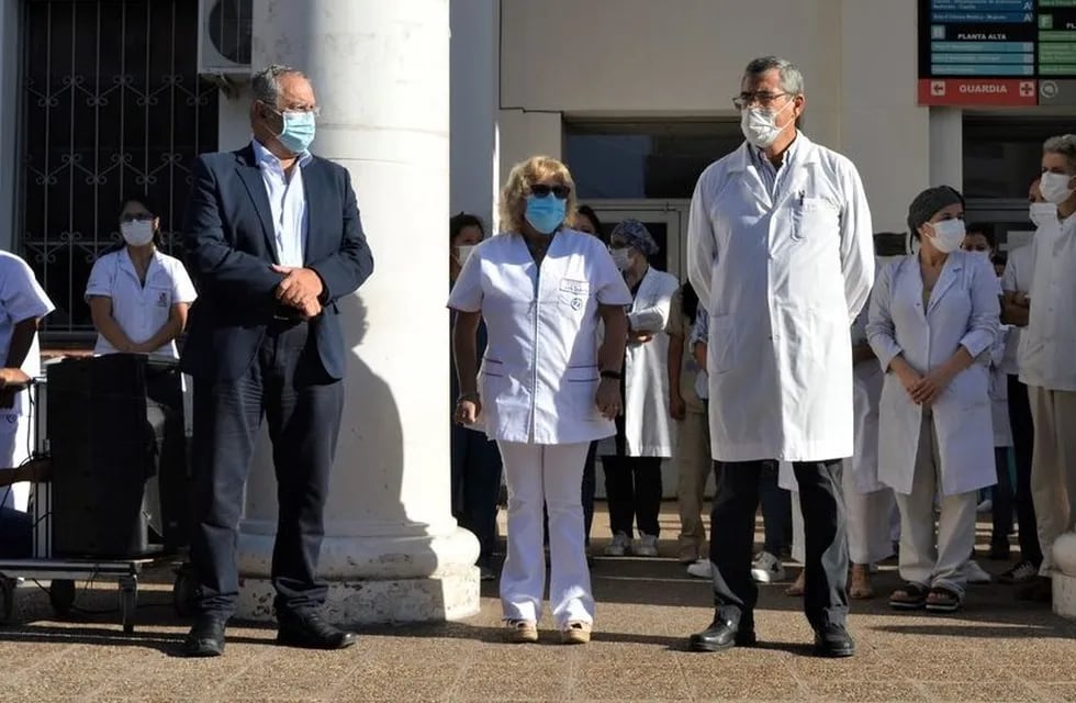 El ministro Gustavo Bouhid (izq.) y el director del hospital "Pablo Soria", César Mulqui, presidieron la ceremonia de homenaje al personal del nosocomio que falleció durante la pandemia.