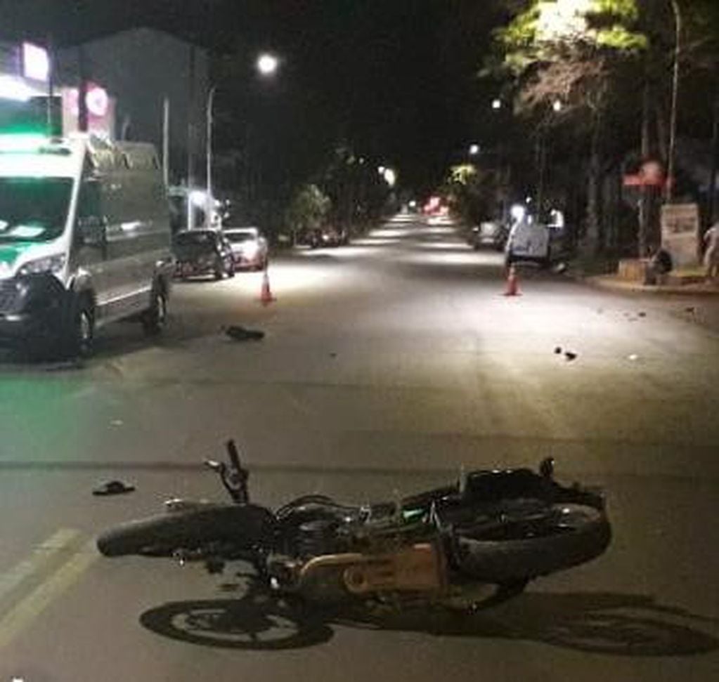La moto de Matías Gazano quien murió al chocar contra un automóvil en Tacuarí y Aguado.