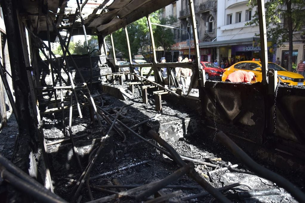 Se incendió un colectivo de la Tamse en pleno centro de Córdoba capital. (Ramiro Pereyra / La Voz)