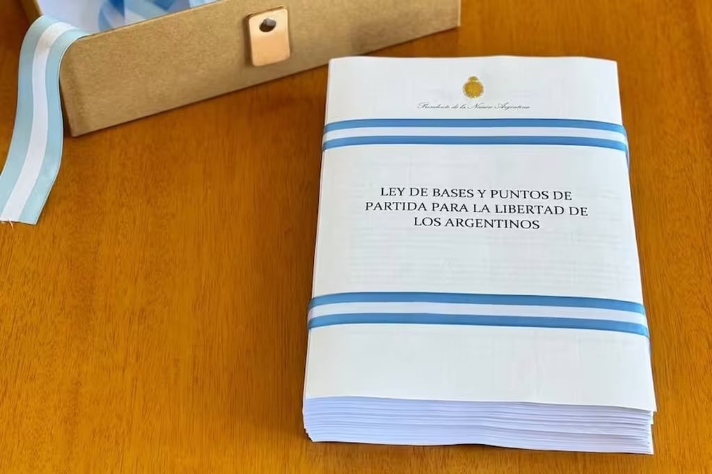 El texto del proyecto anterior de la Ley Bases. Foto: La Nación