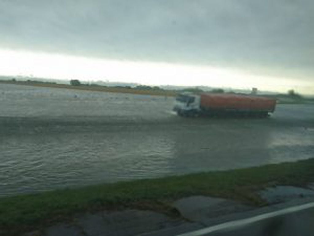 Un auto quedó bajo el agua en la autopista Rosario-Buenos Aires a la altura de Ramallo.