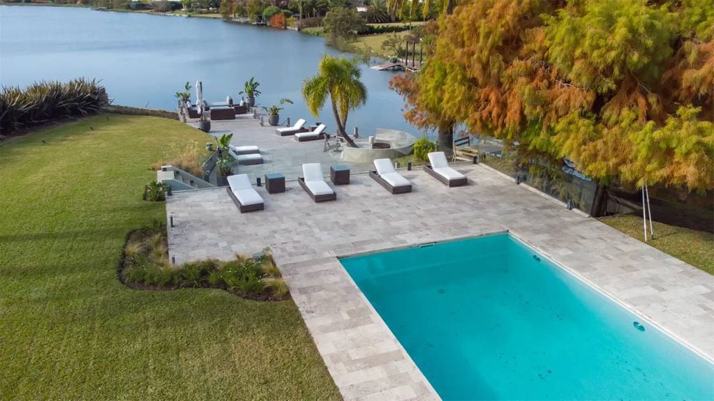 La casa tiene piscina y un amplio parque con acceso a la laguna.