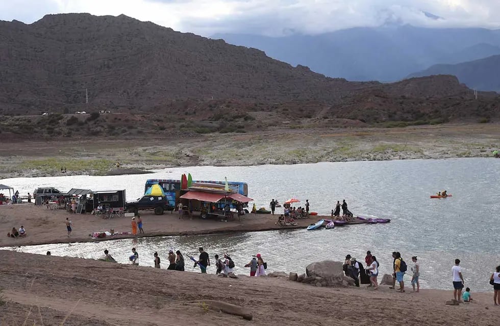 Turistas y mendocinos en el Dique Potrerillos (Imagen ilustrativa).