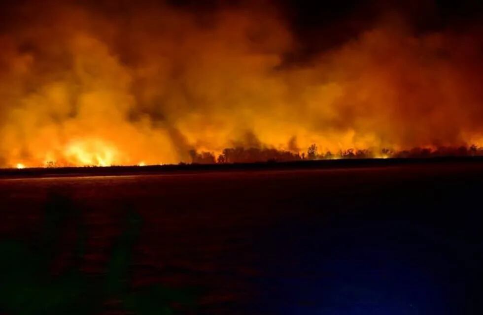 Las llamas continuaban ardiendo por la noche a pesar del esfuerzo de un grupo de lugareños. (@joaquinnrm)