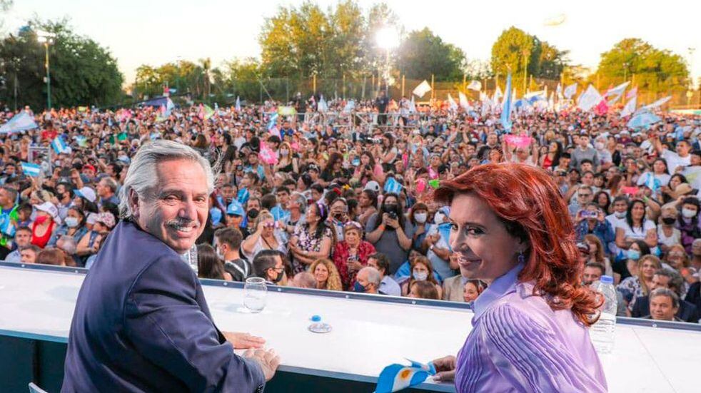 Campaña. El Presidente y Cristina Kirchner, en el cierre de campaña en Merlo. (Prensa Frente de Todos)