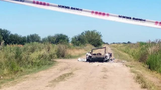 Auto prendido fuego en el que se trasladaban las víctimas del triple crimen de Ibarlucea