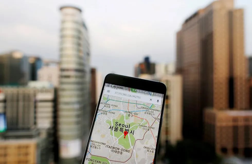 FILE PHOTO: Google Maps application is displayed on a smartphone as central Seoul is seen in the background in Seoul, South Korea, in this photo illustration on August 24, 2016. REUTERS/Kim Hong-Ji/File Photo