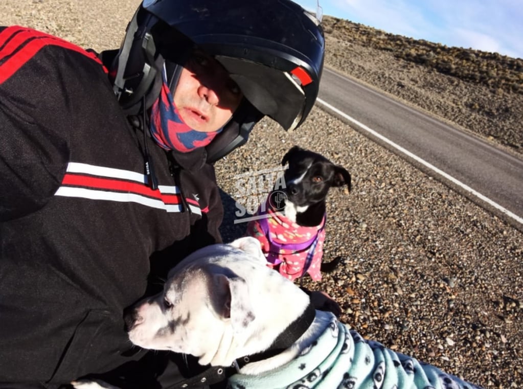 Orlando Orquera emprendió un viaje en moto con sus mascotas.