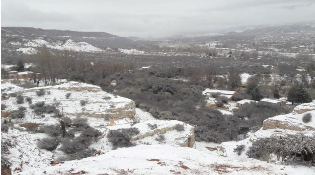 Una conjunción de condiciones climáticas devino en el poco frecuente espectáculo de una nevada en la Quebrada.