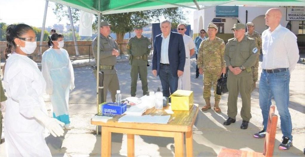 El gobernador Morales y el ministro Meyer, acompañados por las autoridades del Ejército y la Gendarmería, en diálogo con el personal apostado en la frontera con Bolivia.