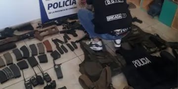 Las armas y elementos hallados en barrio Urquiza. (Policía)