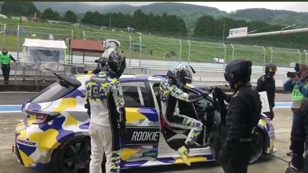 El intercambio de pilotos, durante la competencia que tuvo un total de 763 vueltas al autódromo de Fuji.