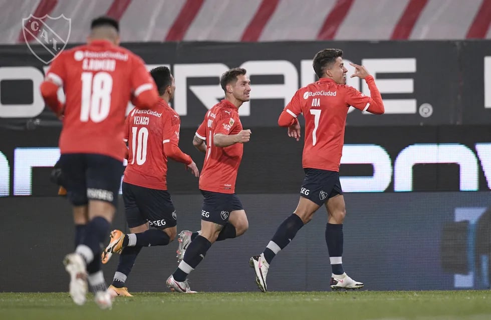 Andrés Rosa celebra junto a sus compañeros el gol ante Patronato. (Twitter: @Independiente)