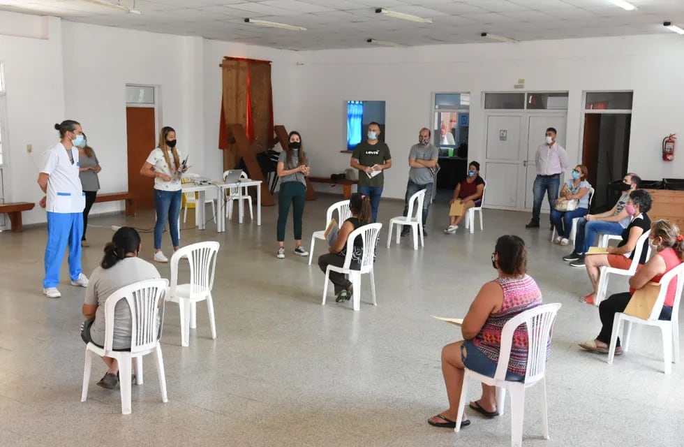Capacitación sobre dengue en el barrio 2 de abril a cargo de Paz Caruso y Martín Racca