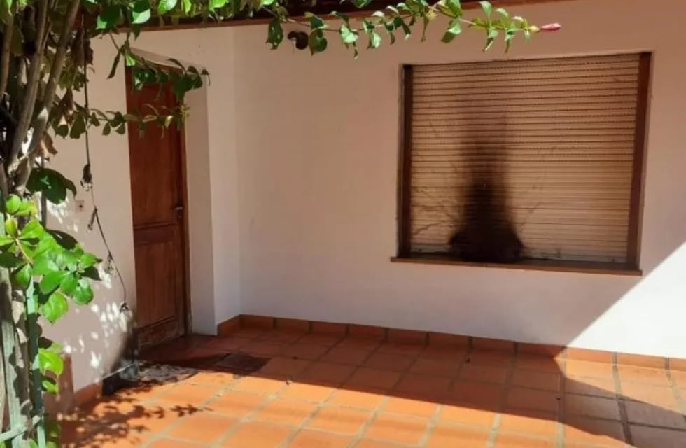 Arrojaron bombas molotov en la casa de un transportista que trasladaba a misioneros varados en el país