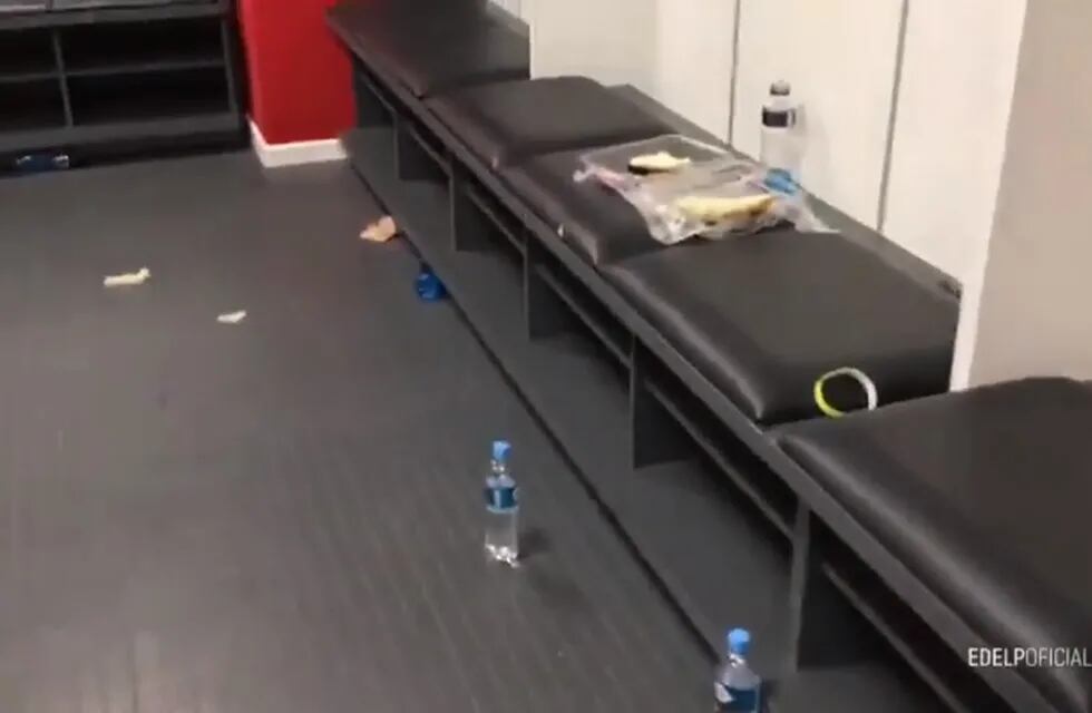 En el video se ven botellas tiradas, agua en el piso y cáscaras de fruta.