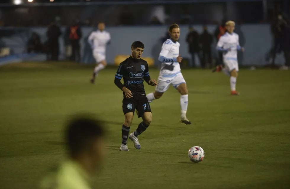 Tras una gran jugada de Juan Barinaga, Ulises Sánchez marcó el segundo gol de Belgrano. (Facundo Luque)