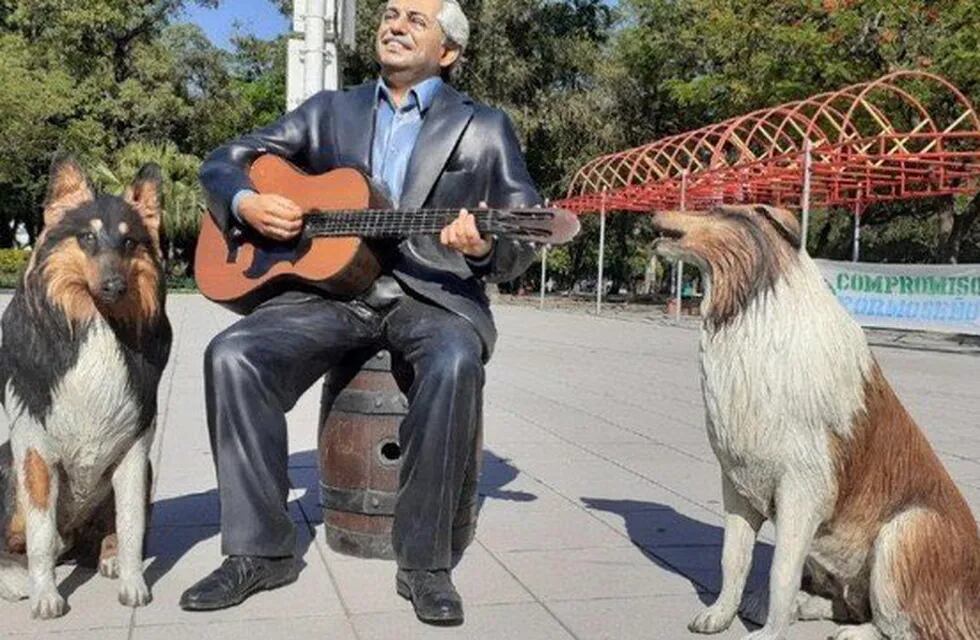 La estatua de Alberto Fernández junto a su perro Dylan que despertó las críticas en redes sociales. Twitter/@clarincom