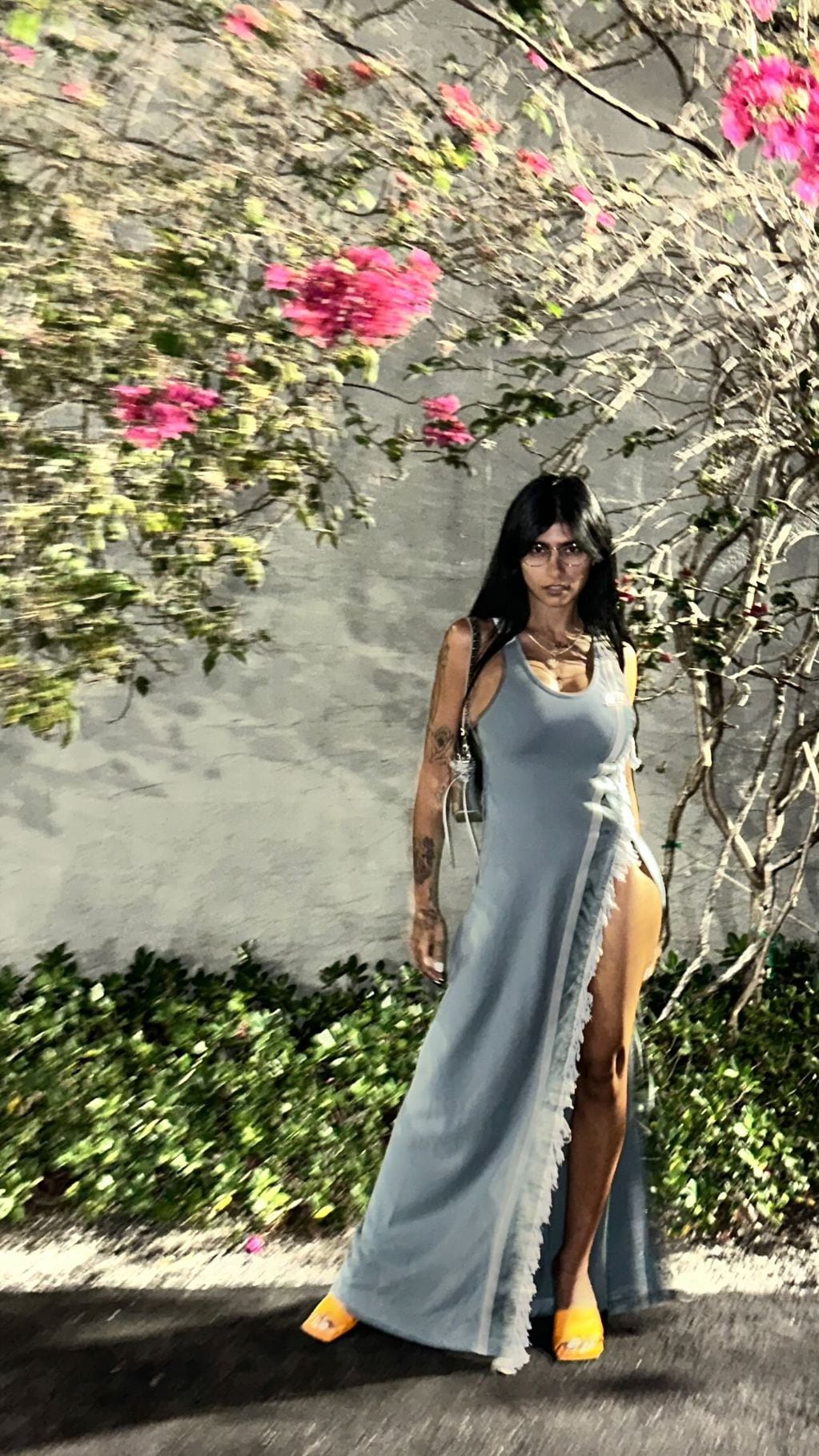 Ultra sensual y escotado: Mia Khalifa encendió Instagram con un vestido impactante
