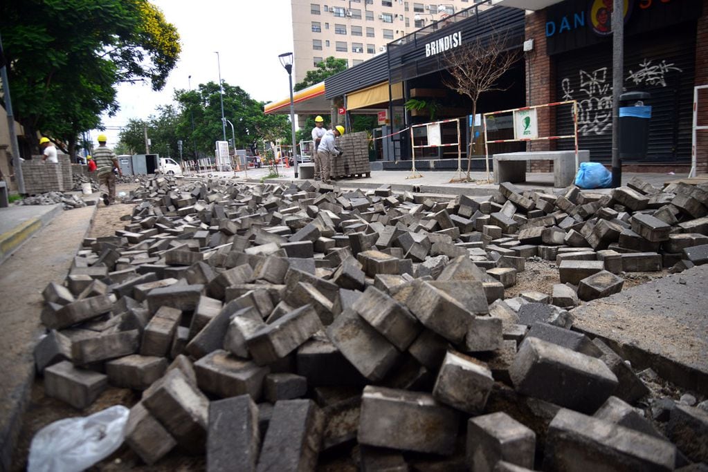 En calle Belgrano al 900, barrio Güemes, rompen un pavimento estrenado a fines de 2019.